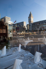 restaurant fermé avec le reflet dans le vitre de la rue , Gare de Lyon. Confinement du au coronavirus