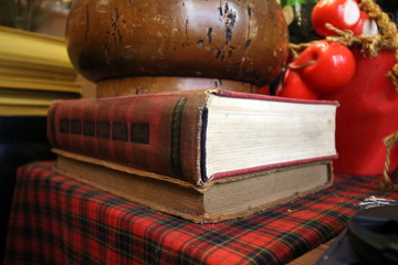 vecchi libri sul tavolo 