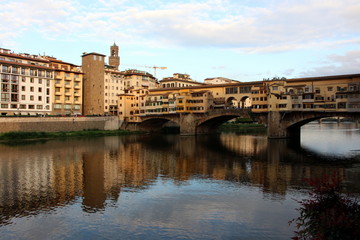 Fototapeta na wymiar riflessi sul lungo Arno di Firenze 
