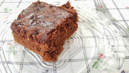 Pedaço de bolo de chocolate saboroso.