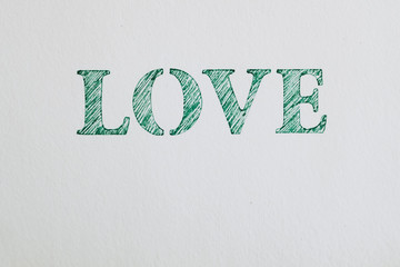 Carte beige avec lettres LOVE calligraphie