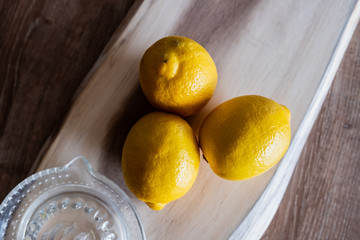 Citrons frais et bio et presse agrumes pour faire un jus de citron