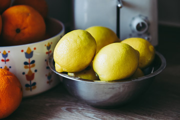 Citrons jaune dans une corbeille à fruit