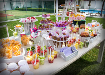 mesa de dulces, postres y pasteles