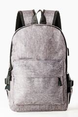 Mochila gris sobre fondo blanco