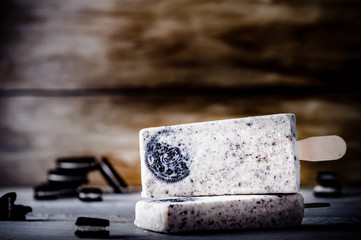 Paletas heladas con galletas