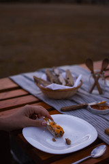 MANO MUJER AGARRA TOSTADA CAMPESTRE PAN MESA MESA MERIENDA ROMANTICA