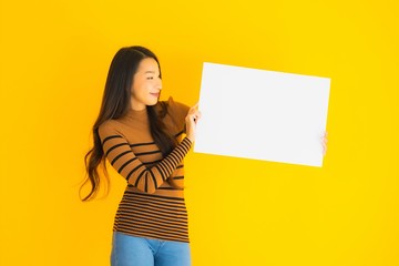 Fototapeta na wymiar Portrait beautiful young asian woman with empty blank white card board for text