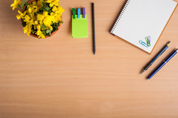 Espacio de trabajo, cuaderno, celular y café