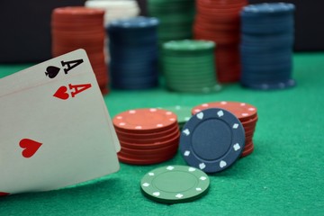 Jugada de poker con pareja de ases, juegos de apuestas