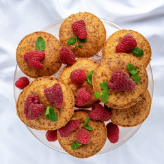 Muffiny z malinami / deser / homemade / pyszne jedzenie © arnoldes