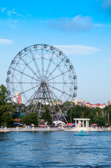 Fototapeta premium Russia, Khabarovsk, August 2019: Ferris Wheel on the Bank of the Amur river in the city of Khabarovsk in the summer