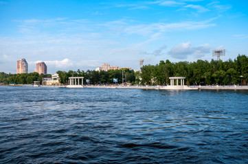 Obraz premium Russia, Khabarovsk, August 2019: Bank of the Amur river in Khabarovsk in summer