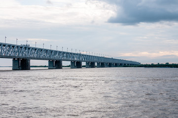Obraz premium Russia, Khabarovsk, August 2019: Road bridge on the Amur river in the city of Khabarovsk in the summer