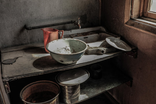 Enseres en casa abandonada en ex campamento Minero Puerto Cristal, Ays&eacute;n Patagonia 