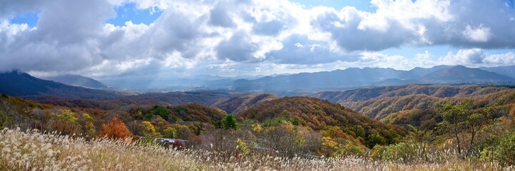 蒜山高原の展望台から見た紅葉のパノラマ情景＠岡山