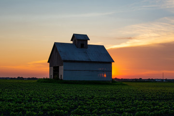 Rural sunset and barn with vibrant colors.  La Salle county, Illinois. - obrazy, fototapety, plakaty