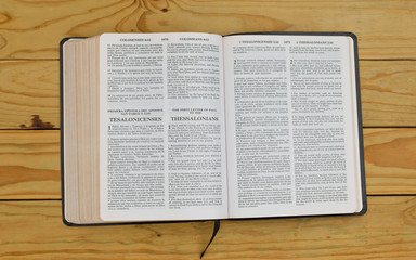 open bilingual bible book on the first letter of Paul to the Thessalonians, Spanish and english 