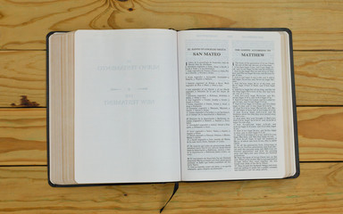 open bilingual bible book on Matthew, Spanish and english 