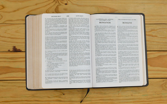 open bilingual bible book on Romans, Spanish and english 
