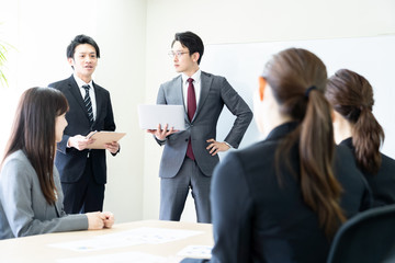 ビジネス　ミーティング