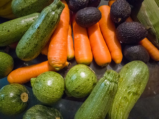 calabacitas, zanahorias, aguacates.