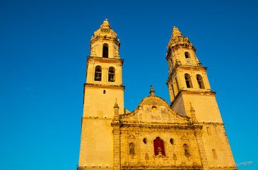 Fototapeta premium Facade of the Our Lady of the Immaculate Conception Cathedral, also known as the Cienfuegos Cathedral, at sunset, Campeche City, Yucatan Peninsula, Mexico.