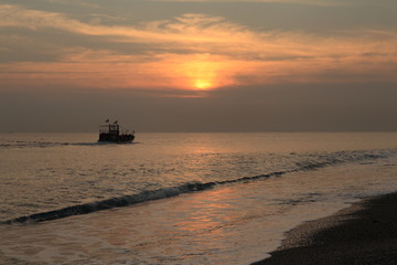 Obraz premium Long exposure sunrise seascape with Chinese fishing junks in the background