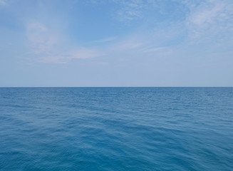 Obraz premium Beautiful blue ocean and blue sky in the foggy day, ocean landscape