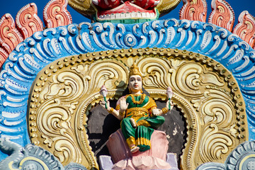 Obraz premium Hindu temple in Tamil Nadu, South India. Sculptures on Hindu temple gopura (tower) 