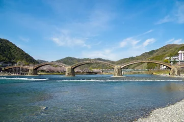 錦川に掛かる木造アーチ構造の錦帯橋
