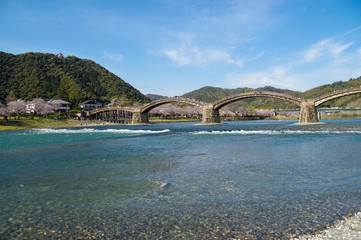 錦川に掛かる木造アーチ構造の錦帯橋