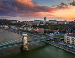 Photo sur Plexiglas Széchenyi lánchíd Budapest, Hungary - Aerial view of totally empty Szechenyi Chain Bridge with Clark Adam Square, Buda Castle Royal Palace and colorful sunset at background. Streets are empty due to 2020 Coronavirus
