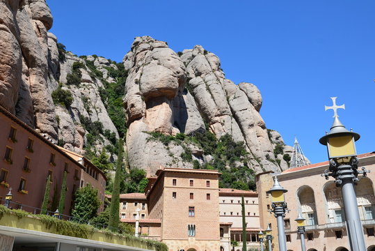 Espagne, Catalogne, Barcelone, , l'Abbaye b&eacute;n&eacute;dictine de Santa Maria de Montserrat est situ&eacute;e dans un magnifique cadre montagneux. Les p&egrave;lerins viennent se recueillir devant la Vierge Noire.