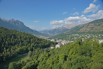 Fototapeta na wymiar La bellissima vallata di Briancon con le Alpi sullo sfondo