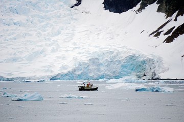 Kleines Boot und großer Geltscher, Antarktis