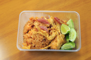 Fried rice put Chinese sausage in a plastic box that can be heated in the microwave.