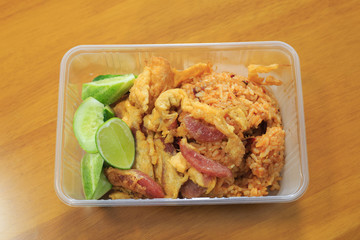 Fried rice put Chinese sausage in a plastic box that can be heated in the microwave.