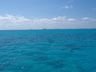 Obraz premium Beauty water between Isla Mujeres and Cancun city in Mexico