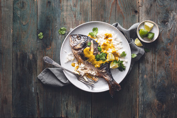 Dorade Grillée et Sauce au Curry Jaune Thaï