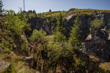 Collapse of the earth forbidden sheer displacement zone mining