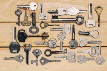 Obraz premium different old keys randomly top view on a wooden table