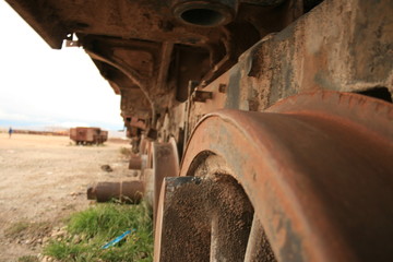 ボリビア　ウユニ　列車の墓場　車輪