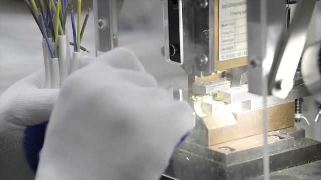 Machine crimp connector for electrical connection manufacturing