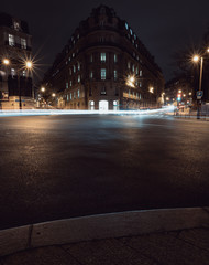 Fototapeta na wymiar Langzeitbelichtung einer viel befahrenden Straße mit Gebäuden im Hintergrund