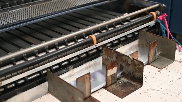 The operation of the side seal plastic bag opp. cutting machine Closeup in which the finished bag has been exported.