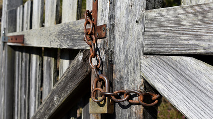Holztor mit Schloss versperrt, kein Durchgang