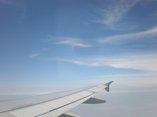 Fototapeta na wymiar 飛行機の窓から眺めた空。