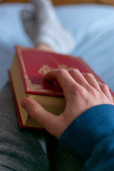 Mano sobre un libro rojo