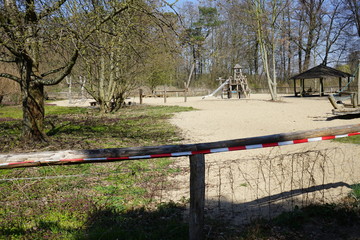 Abgesperrter Abenteuerspielplatz in Berlin während der Coronakrise